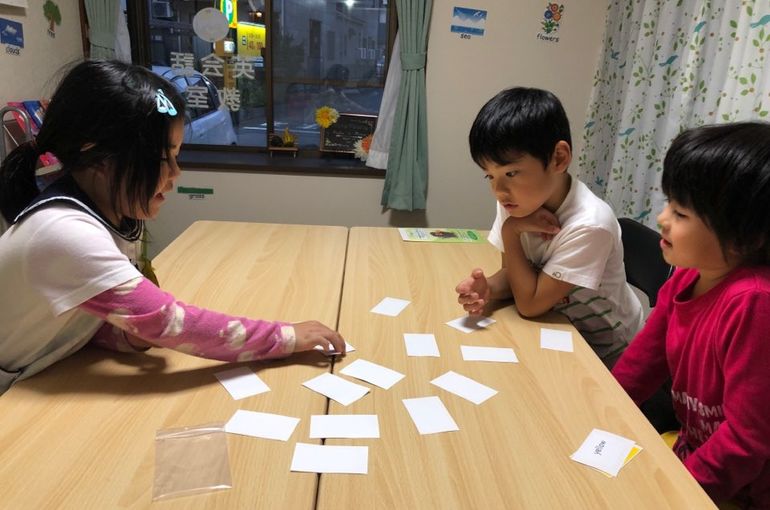 静岡市清水区の子ども英会話教室 カードゲームで読む練習 静岡にある英会話教室ではスタッフブログを更新しております